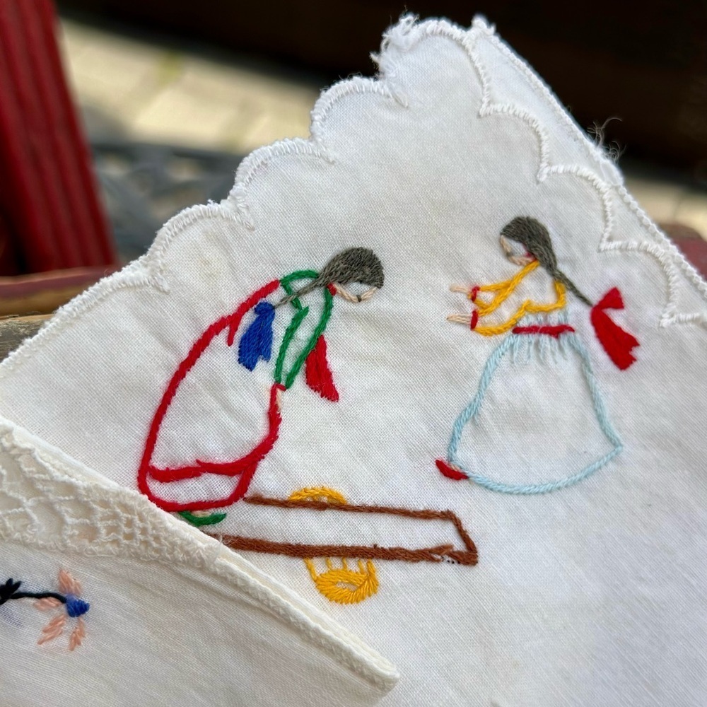3 Vintage Embroidered Handkerchiefs - Picture 4 of 8